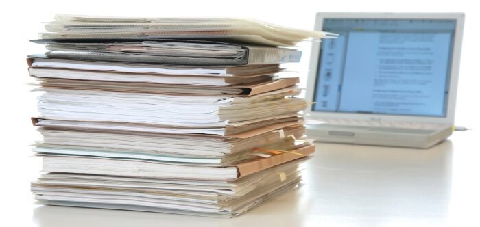 Документы компьютер. Ноутбук документы. Ноутбук и документы на столе. Стопка документов компьютер.